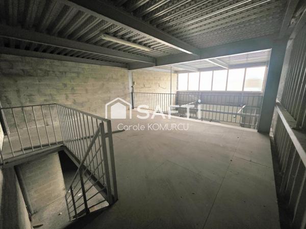Locaux de stockage plus mezzanine à Achères