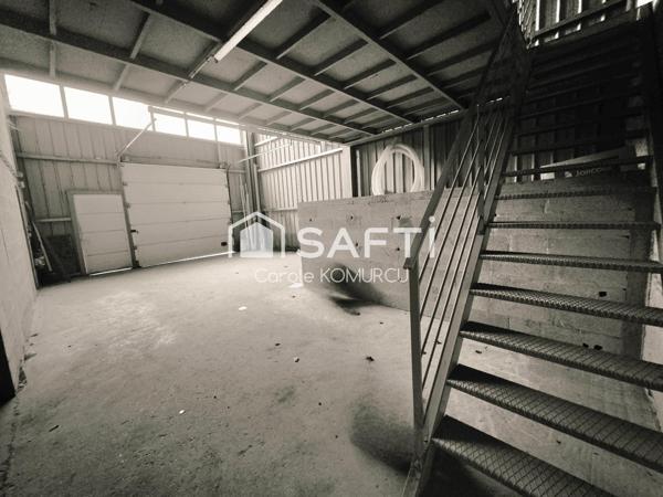 Locaux de stockage plus mezzanine à Achères