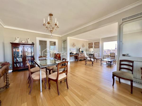*** SOUS OFFRE ***
AVENUE DE WAGRAM - PARIS XVIIème
*** SOUS OFFRE ***
T3 LUMINEUX et traversant de 101, 23 m2 carrez dans une copropriété avec gardien, sécurisée et très bien entretenue. Au 10ème étage sur 11 avec ascenseur.
Une vaste entrée de 11,7 m2 avec de nombreux rangements dessert : 
une pièce de vie séjour/salle à manger de 43,8 m2 avec son balcon attenant, baignée de lumière avec VUE PANORAMIQUE sur Paris à 210 degrés (exposition Sud- Nord/Nord Est).
Exposée Est, sur cour : une cuisine fermée, aménagée et équipée de 9,5m2.
Deux chambres de 13 et 11 m2 avec rangements. La chambre de 11 m2 possède sa salle d'eau privative de 3 m2.
Une salle d'eau de 5,7 m2 avec toilettes, sèche-serviettes et un espace rangements/buanderie toute hauteur.
Toilettes séparées de 2m2.

Une cave de 6 m2 vient compléter le bien.

Pas de travaux à prévoir. DPE D. Double vitrage structure aluminium. Chauffage au sol (collectif). Climatisation
A 140 mètres du métro ligne 3 station "Wagram"
Bus 31, 20, 163.
3 photos générées par IA

Pour davantage d'informations, photos/vidéos ou pour programmer une visite ensemble 7j/7, n'hésitez pas à me contacter : 0630602593