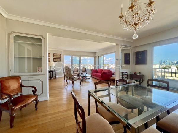 *** SOUS OFFRE ***
AVENUE DE WAGRAM - PARIS XVIIème
*** SOUS OFFRE ***
T3 LUMINEUX et traversant de 101, 23 m2 carrez dans une copropriété avec gardien, sécurisée et très bien entretenue. Au 10ème étage sur 11 avec ascenseur.
Une vaste entrée de 11,7 m2 avec de nombreux rangements dessert : 
une pièce de vie séjour/salle à manger de 43,8 m2 avec son balcon attenant, baignée de lumière avec VUE PANORAMIQUE sur Paris à 210 degrés (exposition Sud- Nord/Nord Est).
Exposée Est, sur cour : une cuisine fermée, aménagée et équipée de 9,5m2.
Deux chambres de 13 et 11 m2 avec rangements. La chambre de 11 m2 possède sa salle d'eau privative de 3 m2.
Une salle d'eau de 5,7 m2 avec toilettes, sèche-serviettes et un espace rangements/buanderie toute hauteur.
Toilettes séparées de 2m2.

Une cave de 6 m2 vient compléter le bien.

Pas de travaux à prévoir. DPE D. Double vitrage structure aluminium. Chauffage au sol (collectif). Climatisation
A 140 mètres du métro ligne 3 station "Wagram"
Bus 31, 20, 163.
3 photos générées par IA

Pour davantage d'informations, photos/vidéos ou pour programmer une visite ensemble 7j/7, n'hésitez pas à me contacter : 0630602593