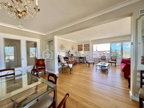 *** SOUS OFFRE ***
AVENUE DE WAGRAM - PARIS XVIIème
*** SOUS OFFRE ***
T3 LUMINEUX et traversant de 101, 23 m2 carrez dans une copropriété avec gardien, sécurisée et très bien entretenue. Au 10ème étage sur 11 avec ascenseur.
Une vaste entrée de 11,7 m2 avec de nombreux rangements dessert : 
une pièce de vie séjour/salle à manger de 43,8 m2 avec son balcon attenant, baignée de lumière avec VUE PANORAMIQUE sur Paris à 210 degrés (exposition Sud- Nord/Nord Est).
Exposée Est, sur cour : une cuisine fermée, aménagée et équipée de 9,5m2.
Deux chambres de 13 et 11 m2 avec rangements. La chambre de 11 m2 possède sa salle d'eau privative de 3 m2.
Une salle d'eau de 5,7 m2 avec toilettes, sèche-serviettes et un espace rangements/buanderie toute hauteur.
Toilettes séparées de 2m2.

Une cave de 6 m2 vient compléter le bien.

Pas de travaux à prévoir. DPE D. Double vitrage structure aluminium. Chauffage au sol (collectif). Climatisation
A 140 mètres du métro ligne 3 station "Wagram"
Bus 31, 20, 163.
3 photos générées par IA

Pour davantage d'informations, photos/vidéos ou pour programmer une visite ensemble 7j/7, n'hésitez pas à me contacter : 0630602593