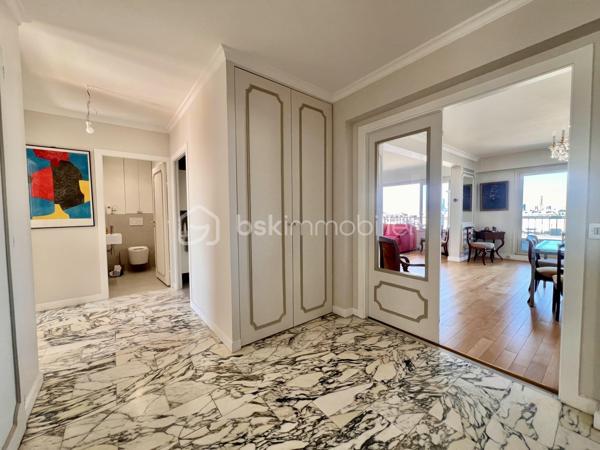 *** SOUS OFFRE ***
AVENUE DE WAGRAM - PARIS XVIIème
*** SOUS OFFRE ***
T3 LUMINEUX et traversant de 101, 23 m2 carrez dans une copropriété avec gardien, sécurisée et très bien entretenue. Au 10ème étage sur 11 avec ascenseur.
Une vaste entrée de 11,7 m2 avec de nombreux rangements dessert : 
une pièce de vie séjour/salle à manger de 43,8 m2 avec son balcon attenant, baignée de lumière avec VUE PANORAMIQUE sur Paris à 210 degrés (exposition Sud- Nord/Nord Est).
Exposée Est, sur cour : une cuisine fermée, aménagée et équipée de 9,5m2.
Deux chambres de 13 et 11 m2 avec rangements. La chambre de 11 m2 possède sa salle d'eau privative de 3 m2.
Une salle d'eau de 5,7 m2 avec toilettes, sèche-serviettes et un espace rangements/buanderie toute hauteur.
Toilettes séparées de 2m2.

Une cave de 6 m2 vient compléter le bien.

Pas de travaux à prévoir. DPE D. Double vitrage structure aluminium. Chauffage au sol (collectif). Climatisation
A 140 mètres du métro ligne 3 station "Wagram"
Bus 31, 20, 163.
3 photos générées par IA

Pour davantage d'informations, photos/vidéos ou pour programmer une visite ensemble 7j/7, n'hésitez pas à me contacter : 0630602593