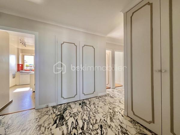 *** SOUS OFFRE ***
AVENUE DE WAGRAM - PARIS XVIIème
*** SOUS OFFRE ***
T3 LUMINEUX et traversant de 101, 23 m2 carrez dans une copropriété avec gardien, sécurisée et très bien entretenue. Au 10ème étage sur 11 avec ascenseur.
Une vaste entrée de 11,7 m2 avec de nombreux rangements dessert : 
une pièce de vie séjour/salle à manger de 43,8 m2 avec son balcon attenant, baignée de lumière avec VUE PANORAMIQUE sur Paris à 210 degrés (exposition Sud- Nord/Nord Est).
Exposée Est, sur cour : une cuisine fermée, aménagée et équipée de 9,5m2.
Deux chambres de 13 et 11 m2 avec rangements. La chambre de 11 m2 possède sa salle d'eau privative de 3 m2.
Une salle d'eau de 5,7 m2 avec toilettes, sèche-serviettes et un espace rangements/buanderie toute hauteur.
Toilettes séparées de 2m2.

Une cave de 6 m2 vient compléter le bien.

Pas de travaux à prévoir. DPE D. Double vitrage structure aluminium. Chauffage au sol (collectif). Climatisation
A 140 mètres du métro ligne 3 station "Wagram"
Bus 31, 20, 163.
3 photos générées par IA

Pour davantage d'informations, photos/vidéos ou pour programmer une visite ensemble 7j/7, n'hésitez pas à me contacter : 0630602593