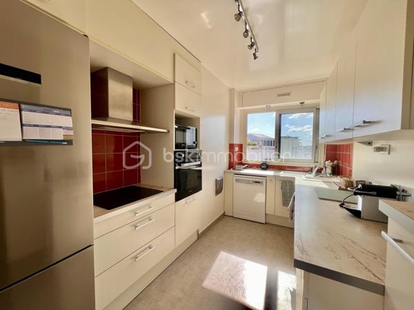 *** SOUS OFFRE ***
AVENUE DE WAGRAM - PARIS XVIIème
*** SOUS OFFRE ***
T3 LUMINEUX et traversant de 101, 23 m2 carrez dans une copropriété avec gardien, sécurisée et très bien entretenue. Au 10ème étage sur 11 avec ascenseur.
Une vaste entrée de 11,7 m2 avec de nombreux rangements dessert : 
une pièce de vie séjour/salle à manger de 43,8 m2 avec son balcon attenant, baignée de lumière avec VUE PANORAMIQUE sur Paris à 210 degrés (exposition Sud- Nord/Nord Est).
Exposée Est, sur cour : une cuisine fermée, aménagée et équipée de 9,5m2.
Deux chambres de 13 et 11 m2 avec rangements. La chambre de 11 m2 possède sa salle d'eau privative de 3 m2.
Une salle d'eau de 5,7 m2 avec toilettes, sèche-serviettes et un espace rangements/buanderie toute hauteur.
Toilettes séparées de 2m2.

Une cave de 6 m2 vient compléter le bien.

Pas de travaux à prévoir. DPE D. Double vitrage structure aluminium. Chauffage au sol (collectif). Climatisation
A 140 mètres du métro ligne 3 station "Wagram"
Bus 31, 20, 163.
3 photos générées par IA

Pour davantage d'informations, photos/vidéos ou pour programmer une visite ensemble 7j/7, n'hésitez pas à me contacter : 0630602593