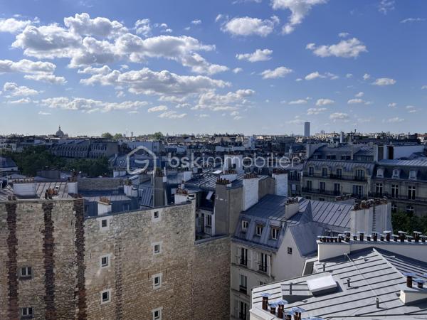 *** SOUS OFFRE ***
AVENUE DE WAGRAM - PARIS XVIIème
*** SOUS OFFRE ***
T3 LUMINEUX et traversant de 101, 23 m2 carrez dans une copropriété avec gardien, sécurisée et très bien entretenue. Au 10ème étage sur 11 avec ascenseur.
Une vaste entrée de 11,7 m2 avec de nombreux rangements dessert : 
une pièce de vie séjour/salle à manger de 43,8 m2 avec son balcon attenant, baignée de lumière avec VUE PANORAMIQUE sur Paris à 210 degrés (exposition Sud- Nord/Nord Est).
Exposée Est, sur cour : une cuisine fermée, aménagée et équipée de 9,5m2.
Deux chambres de 13 et 11 m2 avec rangements. La chambre de 11 m2 possède sa salle d'eau privative de 3 m2.
Une salle d'eau de 5,7 m2 avec toilettes, sèche-serviettes et un espace rangements/buanderie toute hauteur.
Toilettes séparées de 2m2.

Une cave de 6 m2 vient compléter le bien.

Pas de travaux à prévoir. DPE D. Double vitrage structure aluminium. Chauffage au sol (collectif). Climatisation
A 140 mètres du métro ligne 3 station "Wagram"
Bus 31, 20, 163.
3 photos générées par IA

Pour davantage d'informations, photos/vidéos ou pour programmer une visite ensemble 7j/7, n'hésitez pas à me contacter : 0630602593