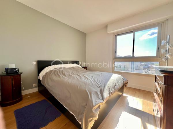 *** SOUS OFFRE ***
AVENUE DE WAGRAM - PARIS XVIIème
*** SOUS OFFRE ***
T3 LUMINEUX et traversant de 101, 23 m2 carrez dans une copropriété avec gardien, sécurisée et très bien entretenue. Au 10ème étage sur 11 avec ascenseur.
Une vaste entrée de 11,7 m2 avec de nombreux rangements dessert : 
une pièce de vie séjour/salle à manger de 43,8 m2 avec son balcon attenant, baignée de lumière avec VUE PANORAMIQUE sur Paris à 210 degrés (exposition Sud- Nord/Nord Est).
Exposée Est, sur cour : une cuisine fermée, aménagée et équipée de 9,5m2.
Deux chambres de 13 et 11 m2 avec rangements. La chambre de 11 m2 possède sa salle d'eau privative de 3 m2.
Une salle d'eau de 5,7 m2 avec toilettes, sèche-serviettes et un espace rangements/buanderie toute hauteur.
Toilettes séparées de 2m2.

Une cave de 6 m2 vient compléter le bien.

Pas de travaux à prévoir. DPE D. Double vitrage structure aluminium. Chauffage au sol (collectif). Climatisation
A 140 mètres du métro ligne 3 station "Wagram"
Bus 31, 20, 163.
3 photos générées par IA

Pour davantage d'informations, photos/vidéos ou pour programmer une visite ensemble 7j/7, n'hésitez pas à me contacter : 0630602593