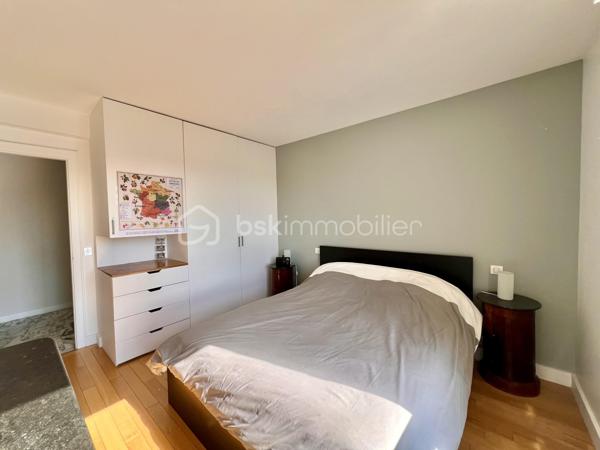 *** SOUS OFFRE ***
AVENUE DE WAGRAM - PARIS XVIIème
*** SOUS OFFRE ***
T3 LUMINEUX et traversant de 101, 23 m2 carrez dans une copropriété avec gardien, sécurisée et très bien entretenue. Au 10ème étage sur 11 avec ascenseur.
Une vaste entrée de 11,7 m2 avec de nombreux rangements dessert : 
une pièce de vie séjour/salle à manger de 43,8 m2 avec son balcon attenant, baignée de lumière avec VUE PANORAMIQUE sur Paris à 210 degrés (exposition Sud- Nord/Nord Est).
Exposée Est, sur cour : une cuisine fermée, aménagée et équipée de 9,5m2.
Deux chambres de 13 et 11 m2 avec rangements. La chambre de 11 m2 possède sa salle d'eau privative de 3 m2.
Une salle d'eau de 5,7 m2 avec toilettes, sèche-serviettes et un espace rangements/buanderie toute hauteur.
Toilettes séparées de 2m2.

Une cave de 6 m2 vient compléter le bien.

Pas de travaux à prévoir. DPE D. Double vitrage structure aluminium. Chauffage au sol (collectif). Climatisation
A 140 mètres du métro ligne 3 station "Wagram"
Bus 31, 20, 163.
3 photos générées par IA

Pour davantage d'informations, photos/vidéos ou pour programmer une visite ensemble 7j/7, n'hésitez pas à me contacter : 0630602593