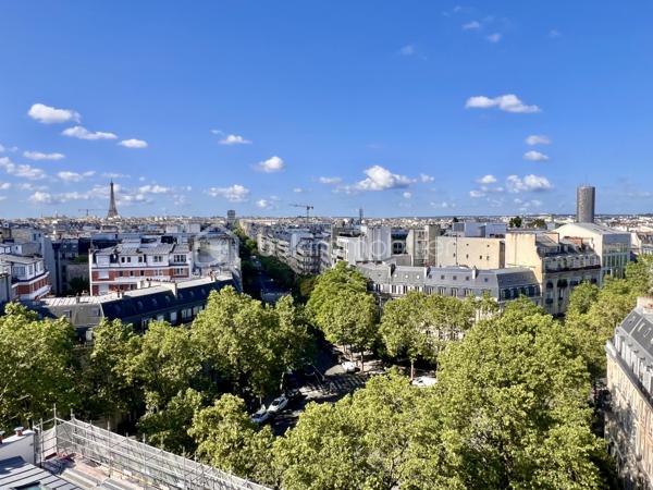 *** SOUS OFFRE ***
AVENUE DE WAGRAM - PARIS XVIIème
*** SOUS OFFRE ***
T3 LUMINEUX et traversant de 101, 23 m2 carrez dans une copropriété avec gardien, sécurisée et très bien entretenue. Au 10ème étage sur 11 avec ascenseur.
Une vaste entrée de 11,7 m2 avec de nombreux rangements dessert : 
une pièce de vie séjour/salle à manger de 43,8 m2 avec son balcon attenant, baignée de lumière avec VUE PANORAMIQUE sur Paris à 210 degrés (exposition Sud- Nord/Nord Est).
Exposée Est, sur cour : une cuisine fermée, aménagée et équipée de 9,5m2.
Deux chambres de 13 et 11 m2 avec rangements. La chambre de 11 m2 possède sa salle d'eau privative de 3 m2.
Une salle d'eau de 5,7 m2 avec toilettes, sèche-serviettes et un espace rangements/buanderie toute hauteur.
Toilettes séparées de 2m2.

Une cave de 6 m2 vient compléter le bien.

Pas de travaux à prévoir. DPE D. Double vitrage structure aluminium. Chauffage au sol (collectif). Climatisation
A 140 mètres du métro ligne 3 station "Wagram"
Bus 31, 20, 163.
3 photos générées par IA

Pour davantage d'informations, photos/vidéos ou pour programmer une visite ensemble 7j/7, n'hésitez pas à me contacter : 0630602593