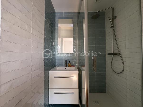 *** SOUS OFFRE ***
AVENUE DE WAGRAM - PARIS XVIIème
*** SOUS OFFRE ***
T3 LUMINEUX et traversant de 101, 23 m2 carrez dans une copropriété avec gardien, sécurisée et très bien entretenue. Au 10ème étage sur 11 avec ascenseur.
Une vaste entrée de 11,7 m2 avec de nombreux rangements dessert : 
une pièce de vie séjour/salle à manger de 43,8 m2 avec son balcon attenant, baignée de lumière avec VUE PANORAMIQUE sur Paris à 210 degrés (exposition Sud- Nord/Nord Est).
Exposée Est, sur cour : une cuisine fermée, aménagée et équipée de 9,5m2.
Deux chambres de 13 et 11 m2 avec rangements. La chambre de 11 m2 possède sa salle d'eau privative de 3 m2.
Une salle d'eau de 5,7 m2 avec toilettes, sèche-serviettes et un espace rangements/buanderie toute hauteur.
Toilettes séparées de 2m2.

Une cave de 6 m2 vient compléter le bien.

Pas de travaux à prévoir. DPE D. Double vitrage structure aluminium. Chauffage au sol (collectif). Climatisation
A 140 mètres du métro ligne 3 station "Wagram"
Bus 31, 20, 163.
3 photos générées par IA

Pour davantage d'informations, photos/vidéos ou pour programmer une visite ensemble 7j/7, n'hésitez pas à me contacter : 0630602593
