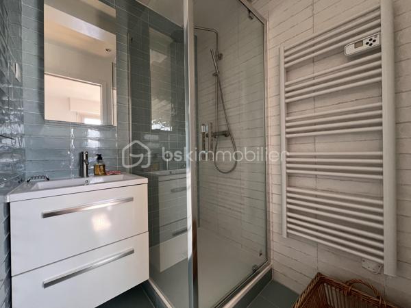 *** SOUS OFFRE ***
AVENUE DE WAGRAM - PARIS XVIIème
*** SOUS OFFRE ***
T3 LUMINEUX et traversant de 101, 23 m2 carrez dans une copropriété avec gardien, sécurisée et très bien entretenue. Au 10ème étage sur 11 avec ascenseur.
Une vaste entrée de 11,7 m2 avec de nombreux rangements dessert : 
une pièce de vie séjour/salle à manger de 43,8 m2 avec son balcon attenant, baignée de lumière avec VUE PANORAMIQUE sur Paris à 210 degrés (exposition Sud- Nord/Nord Est).
Exposée Est, sur cour : une cuisine fermée, aménagée et équipée de 9,5m2.
Deux chambres de 13 et 11 m2 avec rangements. La chambre de 11 m2 possède sa salle d'eau privative de 3 m2.
Une salle d'eau de 5,7 m2 avec toilettes, sèche-serviettes et un espace rangements/buanderie toute hauteur.
Toilettes séparées de 2m2.

Une cave de 6 m2 vient compléter le bien.

Pas de travaux à prévoir. DPE D. Double vitrage structure aluminium. Chauffage au sol (collectif). Climatisation
A 140 mètres du métro ligne 3 station "Wagram"
Bus 31, 20, 163.
3 photos générées par IA

Pour davantage d'informations, photos/vidéos ou pour programmer une visite ensemble 7j/7, n'hésitez pas à me contacter : 0630602593