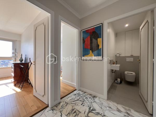 *** SOUS OFFRE ***
AVENUE DE WAGRAM - PARIS XVIIème
*** SOUS OFFRE ***
T3 LUMINEUX et traversant de 101, 23 m2 carrez dans une copropriété avec gardien, sécurisée et très bien entretenue. Au 10ème étage sur 11 avec ascenseur.
Une vaste entrée de 11,7 m2 avec de nombreux rangements dessert : 
une pièce de vie séjour/salle à manger de 43,8 m2 avec son balcon attenant, baignée de lumière avec VUE PANORAMIQUE sur Paris à 210 degrés (exposition Sud- Nord/Nord Est).
Exposée Est, sur cour : une cuisine fermée, aménagée et équipée de 9,5m2.
Deux chambres de 13 et 11 m2 avec rangements. La chambre de 11 m2 possède sa salle d'eau privative de 3 m2.
Une salle d'eau de 5,7 m2 avec toilettes, sèche-serviettes et un espace rangements/buanderie toute hauteur.
Toilettes séparées de 2m2.

Une cave de 6 m2 vient compléter le bien.

Pas de travaux à prévoir. DPE D. Double vitrage structure aluminium. Chauffage au sol (collectif). Climatisation
A 140 mètres du métro ligne 3 station "Wagram"
Bus 31, 20, 163.
3 photos générées par IA

Pour davantage d'informations, photos/vidéos ou pour programmer une visite ensemble 7j/7, n'hésitez pas à me contacter : 0630602593