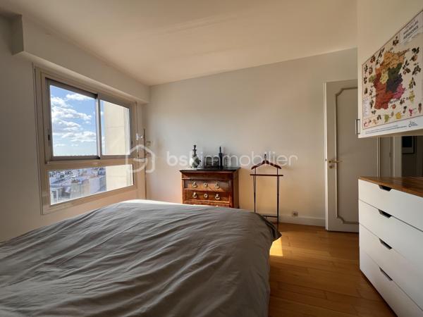 *** SOUS OFFRE ***
AVENUE DE WAGRAM - PARIS XVIIème
*** SOUS OFFRE ***
T3 LUMINEUX et traversant de 101, 23 m2 carrez dans une copropriété avec gardien, sécurisée et très bien entretenue. Au 10ème étage sur 11 avec ascenseur.
Une vaste entrée de 11,7 m2 avec de nombreux rangements dessert : 
une pièce de vie séjour/salle à manger de 43,8 m2 avec son balcon attenant, baignée de lumière avec VUE PANORAMIQUE sur Paris à 210 degrés (exposition Sud- Nord/Nord Est).
Exposée Est, sur cour : une cuisine fermée, aménagée et équipée de 9,5m2.
Deux chambres de 13 et 11 m2 avec rangements. La chambre de 11 m2 possède sa salle d'eau privative de 3 m2.
Une salle d'eau de 5,7 m2 avec toilettes, sèche-serviettes et un espace rangements/buanderie toute hauteur.
Toilettes séparées de 2m2.

Une cave de 6 m2 vient compléter le bien.

Pas de travaux à prévoir. DPE D. Double vitrage structure aluminium. Chauffage au sol (collectif). Climatisation
A 140 mètres du métro ligne 3 station "Wagram"
Bus 31, 20, 163.
3 photos générées par IA

Pour davantage d'informations, photos/vidéos ou pour programmer une visite ensemble 7j/7, n'hésitez pas à me contacter : 0630602593