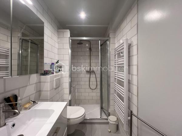 *** SOUS OFFRE ***
AVENUE DE WAGRAM - PARIS XVIIème
*** SOUS OFFRE ***
T3 LUMINEUX et traversant de 101, 23 m2 carrez dans une copropriété avec gardien, sécurisée et très bien entretenue. Au 10ème étage sur 11 avec ascenseur.
Une vaste entrée de 11,7 m2 avec de nombreux rangements dessert : 
une pièce de vie séjour/salle à manger de 43,8 m2 avec son balcon attenant, baignée de lumière avec VUE PANORAMIQUE sur Paris à 210 degrés (exposition Sud- Nord/Nord Est).
Exposée Est, sur cour : une cuisine fermée, aménagée et équipée de 9,5m2.
Deux chambres de 13 et 11 m2 avec rangements. La chambre de 11 m2 possède sa salle d'eau privative de 3 m2.
Une salle d'eau de 5,7 m2 avec toilettes, sèche-serviettes et un espace rangements/buanderie toute hauteur.
Toilettes séparées de 2m2.

Une cave de 6 m2 vient compléter le bien.

Pas de travaux à prévoir. DPE D. Double vitrage structure aluminium. Chauffage au sol (collectif). Climatisation
A 140 mètres du métro ligne 3 station "Wagram"
Bus 31, 20, 163.
3 photos générées par IA

Pour davantage d'informations, photos/vidéos ou pour programmer une visite ensemble 7j/7, n'hésitez pas à me contacter : 0630602593