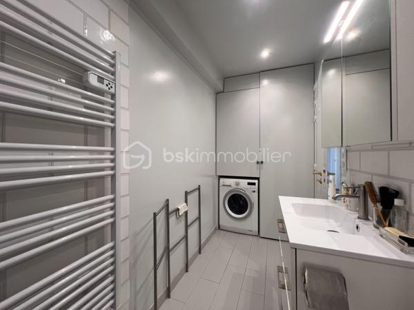 *** SOUS OFFRE ***
AVENUE DE WAGRAM - PARIS XVIIème
*** SOUS OFFRE ***
T3 LUMINEUX et traversant de 101, 23 m2 carrez dans une copropriété avec gardien, sécurisée et très bien entretenue. Au 10ème étage sur 11 avec ascenseur.
Une vaste entrée de 11,7 m2 avec de nombreux rangements dessert : 
une pièce de vie séjour/salle à manger de 43,8 m2 avec son balcon attenant, baignée de lumière avec VUE PANORAMIQUE sur Paris à 210 degrés (exposition Sud- Nord/Nord Est).
Exposée Est, sur cour : une cuisine fermée, aménagée et équipée de 9,5m2.
Deux chambres de 13 et 11 m2 avec rangements. La chambre de 11 m2 possède sa salle d'eau privative de 3 m2.
Une salle d'eau de 5,7 m2 avec toilettes, sèche-serviettes et un espace rangements/buanderie toute hauteur.
Toilettes séparées de 2m2.

Une cave de 6 m2 vient compléter le bien.

Pas de travaux à prévoir. DPE D. Double vitrage structure aluminium. Chauffage au sol (collectif). Climatisation
A 140 mètres du métro ligne 3 station "Wagram"
Bus 31, 20, 163.
3 photos générées par IA

Pour davantage d'informations, photos/vidéos ou pour programmer une visite ensemble 7j/7, n'hésitez pas à me contacter : 0630602593