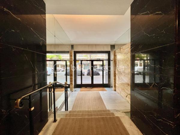 *** SOUS OFFRE ***
AVENUE DE WAGRAM - PARIS XVIIème
*** SOUS OFFRE ***
T3 LUMINEUX et traversant de 101, 23 m2 carrez dans une copropriété avec gardien, sécurisée et très bien entretenue. Au 10ème étage sur 11 avec ascenseur.
Une vaste entrée de 11,7 m2 avec de nombreux rangements dessert : 
une pièce de vie séjour/salle à manger de 43,8 m2 avec son balcon attenant, baignée de lumière avec VUE PANORAMIQUE sur Paris à 210 degrés (exposition Sud- Nord/Nord Est).
Exposée Est, sur cour : une cuisine fermée, aménagée et équipée de 9,5m2.
Deux chambres de 13 et 11 m2 avec rangements. La chambre de 11 m2 possède sa salle d'eau privative de 3 m2.
Une salle d'eau de 5,7 m2 avec toilettes, sèche-serviettes et un espace rangements/buanderie toute hauteur.
Toilettes séparées de 2m2.

Une cave de 6 m2 vient compléter le bien.

Pas de travaux à prévoir. DPE D. Double vitrage structure aluminium. Chauffage au sol (collectif). Climatisation
A 140 mètres du métro ligne 3 station "Wagram"
Bus 31, 20, 163.
3 photos générées par IA

Pour davantage d'informations, photos/vidéos ou pour programmer une visite ensemble 7j/7, n'hésitez pas à me contacter : 0630602593