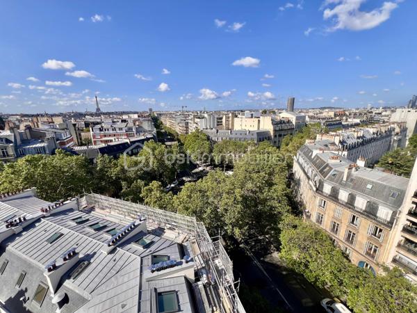 *** SOUS OFFRE ***
AVENUE DE WAGRAM - PARIS XVIIème
*** SOUS OFFRE ***
T3 LUMINEUX et traversant de 101, 23 m2 carrez dans une copropriété avec gardien, sécurisée et très bien entretenue. Au 10ème étage sur 11 avec ascenseur.
Une vaste entrée de 11,7 m2 avec de nombreux rangements dessert : 
une pièce de vie séjour/salle à manger de 43,8 m2 avec son balcon attenant, baignée de lumière avec VUE PANORAMIQUE sur Paris à 210 degrés (exposition Sud- Nord/Nord Est).
Exposée Est, sur cour : une cuisine fermée, aménagée et équipée de 9,5m2.
Deux chambres de 13 et 11 m2 avec rangements. La chambre de 11 m2 possède sa salle d'eau privative de 3 m2.
Une salle d'eau de 5,7 m2 avec toilettes, sèche-serviettes et un espace rangements/buanderie toute hauteur.
Toilettes séparées de 2m2.

Une cave de 6 m2 vient compléter le bien.

Pas de travaux à prévoir. DPE D. Double vitrage structure aluminium. Chauffage au sol (collectif). Climatisation
A 140 mètres du métro ligne 3 station "Wagram"
Bus 31, 20, 163.
3 photos générées par IA

Pour davantage d'informations, photos/vidéos ou pour programmer une visite ensemble 7j/7, n'hésitez pas à me contacter : 0630602593