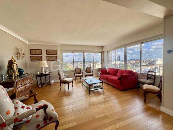 *** SOUS OFFRE ***
AVENUE DE WAGRAM - PARIS XVIIème
*** SOUS OFFRE ***
T3 LUMINEUX et traversant de 101, 23 m2 carrez dans une copropriété avec gardien, sécurisée et très bien entretenue. Au 10ème étage sur 11 avec ascenseur.
Une vaste entrée de 11,7 m2 avec de nombreux rangements dessert : 
une pièce de vie séjour/salle à manger de 43,8 m2 avec son balcon attenant, baignée de lumière avec VUE PANORAMIQUE sur Paris à 210 degrés (exposition Sud- Nord/Nord Est).
Exposée Est, sur cour : une cuisine fermée, aménagée et équipée de 9,5m2.
Deux chambres de 13 et 11 m2 avec rangements. La chambre de 11 m2 possède sa salle d'eau privative de 3 m2.
Une salle d'eau de 5,7 m2 avec toilettes, sèche-serviettes et un espace rangements/buanderie toute hauteur.
Toilettes séparées de 2m2.

Une cave de 6 m2 vient compléter le bien.

Pas de travaux à prévoir. DPE D. Double vitrage structure aluminium. Chauffage au sol (collectif). Climatisation
A 140 mètres du métro ligne 3 station "Wagram"
Bus 31, 20, 163.
3 photos générées par IA

Pour davantage d'informations, photos/vidéos ou pour programmer une visite ensemble 7j/7, n'hésitez pas à me contacter : 0630602593