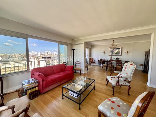 *** SOUS OFFRE ***
AVENUE DE WAGRAM - PARIS XVIIème
*** SOUS OFFRE ***
T3 LUMINEUX et traversant de 101, 23 m2 carrez dans une copropriété avec gardien, sécurisée et très bien entretenue. Au 10ème étage sur 11 avec ascenseur.
Une vaste entrée de 11,7 m2 avec de nombreux rangements dessert : 
une pièce de vie séjour/salle à manger de 43,8 m2 avec son balcon attenant, baignée de lumière avec VUE PANORAMIQUE sur Paris à 210 degrés (exposition Sud- Nord/Nord Est).
Exposée Est, sur cour : une cuisine fermée, aménagée et équipée de 9,5m2.
Deux chambres de 13 et 11 m2 avec rangements. La chambre de 11 m2 possède sa salle d'eau privative de 3 m2.
Une salle d'eau de 5,7 m2 avec toilettes, sèche-serviettes et un espace rangements/buanderie toute hauteur.
Toilettes séparées de 2m2.

Une cave de 6 m2 vient compléter le bien.

Pas de travaux à prévoir. DPE D. Double vitrage structure aluminium. Chauffage au sol (collectif). Climatisation
A 140 mètres du métro ligne 3 station "Wagram"
Bus 31, 20, 163.
3 photos générées par IA

Pour davantage d'informations, photos/vidéos ou pour programmer une visite ensemble 7j/7, n'hésitez pas à me contacter : 0630602593
