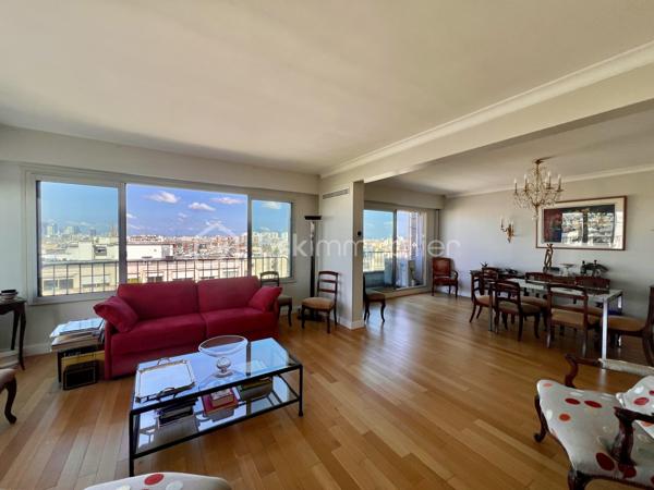 *** SOUS OFFRE ***
AVENUE DE WAGRAM - PARIS XVIIème
*** SOUS OFFRE ***
T3 LUMINEUX et traversant de 101, 23 m2 carrez dans une copropriété avec gardien, sécurisée et très bien entretenue. Au 10ème étage sur 11 avec ascenseur.
Une vaste entrée de 11,7 m2 avec de nombreux rangements dessert : 
une pièce de vie séjour/salle à manger de 43,8 m2 avec son balcon attenant, baignée de lumière avec VUE PANORAMIQUE sur Paris à 210 degrés (exposition Sud- Nord/Nord Est).
Exposée Est, sur cour : une cuisine fermée, aménagée et équipée de 9,5m2.
Deux chambres de 13 et 11 m2 avec rangements. La chambre de 11 m2 possède sa salle d'eau privative de 3 m2.
Une salle d'eau de 5,7 m2 avec toilettes, sèche-serviettes et un espace rangements/buanderie toute hauteur.
Toilettes séparées de 2m2.

Une cave de 6 m2 vient compléter le bien.

Pas de travaux à prévoir. DPE D. Double vitrage structure aluminium. Chauffage au sol (collectif). Climatisation
A 140 mètres du métro ligne 3 station "Wagram"
Bus 31, 20, 163.
3 photos générées par IA

Pour davantage d'informations, photos/vidéos ou pour programmer une visite ensemble 7j/7, n'hésitez pas à me contacter : 0630602593