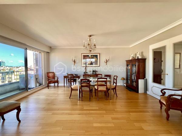 *** SOUS OFFRE ***
AVENUE DE WAGRAM - PARIS XVIIème
*** SOUS OFFRE ***
T3 LUMINEUX et traversant de 101, 23 m2 carrez dans une copropriété avec gardien, sécurisée et très bien entretenue. Au 10ème étage sur 11 avec ascenseur.
Une vaste entrée de 11,7 m2 avec de nombreux rangements dessert : 
une pièce de vie séjour/salle à manger de 43,8 m2 avec son balcon attenant, baignée de lumière avec VUE PANORAMIQUE sur Paris à 210 degrés (exposition Sud- Nord/Nord Est).
Exposée Est, sur cour : une cuisine fermée, aménagée et équipée de 9,5m2.
Deux chambres de 13 et 11 m2 avec rangements. La chambre de 11 m2 possède sa salle d'eau privative de 3 m2.
Une salle d'eau de 5,7 m2 avec toilettes, sèche-serviettes et un espace rangements/buanderie toute hauteur.
Toilettes séparées de 2m2.

Une cave de 6 m2 vient compléter le bien.

Pas de travaux à prévoir. DPE D. Double vitrage structure aluminium. Chauffage au sol (collectif). Climatisation
A 140 mètres du métro ligne 3 station "Wagram"
Bus 31, 20, 163.
3 photos générées par IA

Pour davantage d'informations, photos/vidéos ou pour programmer une visite ensemble 7j/7, n'hésitez pas à me contacter : 0630602593