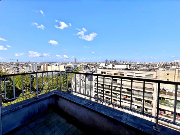 *** SOUS OFFRE ***
AVENUE DE WAGRAM - PARIS XVIIème
*** SOUS OFFRE ***
T3 LUMINEUX et traversant de 101, 23 m2 carrez dans une copropriété avec gardien, sécurisée et très bien entretenue. Au 10ème étage sur 11 avec ascenseur.
Une vaste entrée de 11,7 m2 avec de nombreux rangements dessert : 
une pièce de vie séjour/salle à manger de 43,8 m2 avec son balcon attenant, baignée de lumière avec VUE PANORAMIQUE sur Paris à 210 degrés (exposition Sud- Nord/Nord Est).
Exposée Est, sur cour : une cuisine fermée, aménagée et équipée de 9,5m2.
Deux chambres de 13 et 11 m2 avec rangements. La chambre de 11 m2 possède sa salle d'eau privative de 3 m2.
Une salle d'eau de 5,7 m2 avec toilettes, sèche-serviettes et un espace rangements/buanderie toute hauteur.
Toilettes séparées de 2m2.

Une cave de 6 m2 vient compléter le bien.

Pas de travaux à prévoir. DPE D. Double vitrage structure aluminium. Chauffage au sol (collectif). Climatisation
A 140 mètres du métro ligne 3 station "Wagram"
Bus 31, 20, 163.
3 photos générées par IA

Pour davantage d'informations, photos/vidéos ou pour programmer une visite ensemble 7j/7, n'hésitez pas à me contacter : 0630602593