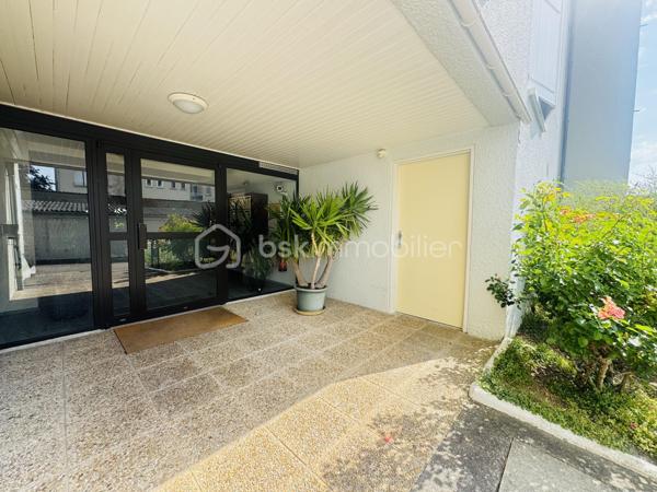 Situé au 3ᵉ étage d'une résidence sécurisée et parfaitement entretenue, ce lumineux appartement de type 3 saura vous séduire par son agencement fonctionnel.
L'entrée, équipée d'un placard, mène à une spacieuse pièce de vie baignée de lumière avec cuisine ouverte, aménagée et équipée. Cet espace de vie donne accès à un balcon accessible à la fois depuis la cuisine et le salon-séjour, idéal pour profiter des beaux jours.
Le coin nuit se compose d'un dégagement avec placard desservant une chambre avec placard, une spacieuse salle d'eau et des WC indépendants.
Un garage fermé privatif situé au sein de la résidence vient compléter les prestations de cet appartement.