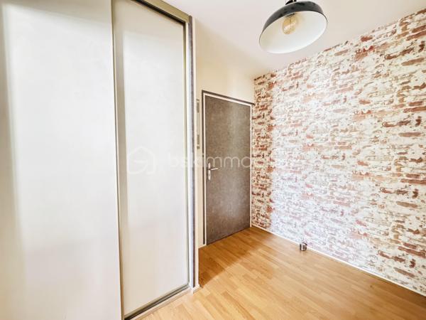 Situé au 3ᵉ étage d'une résidence sécurisée et parfaitement entretenue, ce lumineux appartement de type 3 saura vous séduire par son agencement fonctionnel.
L'entrée, équipée d'un placard, mène à une spacieuse pièce de vie baignée de lumière avec cuisine ouverte, aménagée et équipée. Cet espace de vie donne accès à un balcon accessible à la fois depuis la cuisine et le salon-séjour, idéal pour profiter des beaux jours.
Le coin nuit se compose d'un dégagement avec placard desservant une chambre avec placard, une spacieuse salle d'eau et des WC indépendants.
Un garage fermé privatif situé au sein de la résidence vient compléter les prestations de cet appartement.