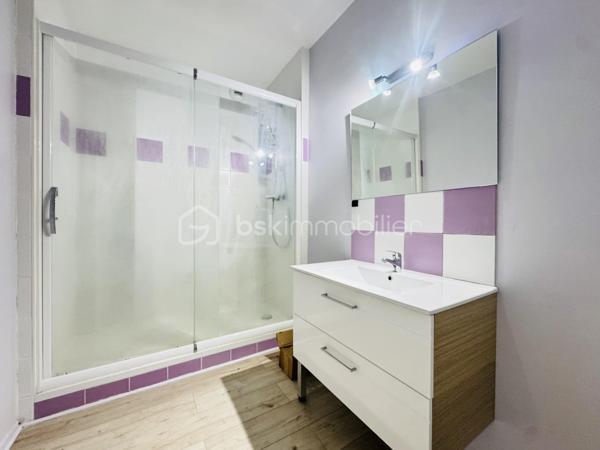 Situé au 3ᵉ étage d'une résidence sécurisée et parfaitement entretenue, ce lumineux appartement de type 3 saura vous séduire par son agencement fonctionnel.
L'entrée, équipée d'un placard, mène à une spacieuse pièce de vie baignée de lumière avec cuisine ouverte, aménagée et équipée. Cet espace de vie donne accès à un balcon accessible à la fois depuis la cuisine et le salon-séjour, idéal pour profiter des beaux jours.
Le coin nuit se compose d'un dégagement avec placard desservant une chambre avec placard, une spacieuse salle d'eau et des WC indépendants.
Un garage fermé privatif situé au sein de la résidence vient compléter les prestations de cet appartement.