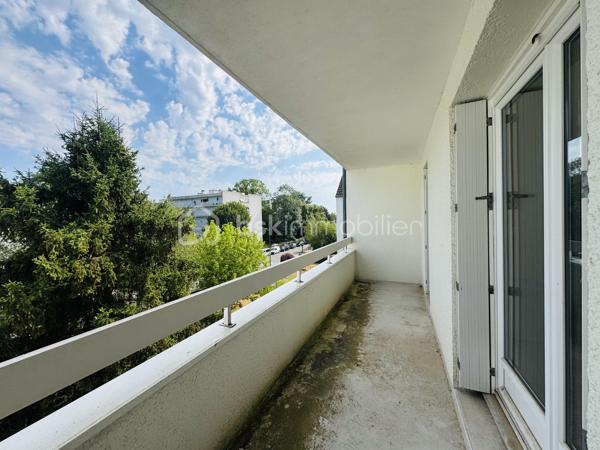 Situé au 3ᵉ étage d'une résidence sécurisée et parfaitement entretenue, ce lumineux appartement de type 3 saura vous séduire par son agencement fonctionnel.
L'entrée, équipée d'un placard, mène à une spacieuse pièce de vie baignée de lumière avec cuisine ouverte, aménagée et équipée. Cet espace de vie donne accès à un balcon accessible à la fois depuis la cuisine et le salon-séjour, idéal pour profiter des beaux jours.
Le coin nuit se compose d'un dégagement avec placard desservant une chambre avec placard, une spacieuse salle d'eau et des WC indépendants.
Un garage fermé privatif situé au sein de la résidence vient compléter les prestations de cet appartement.