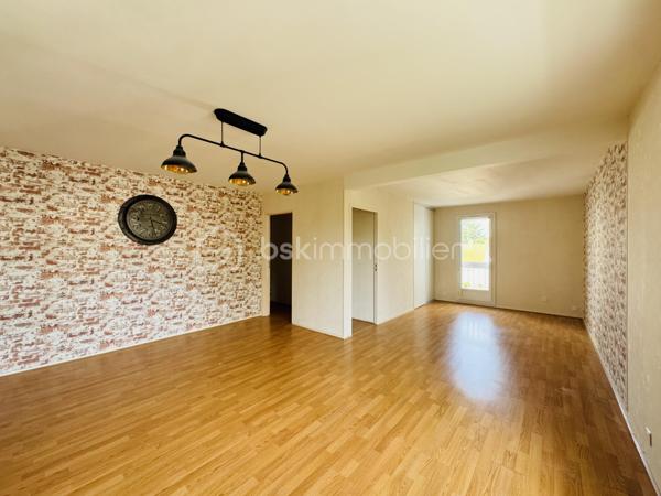 Situé au 3ᵉ étage d'une résidence sécurisée et parfaitement entretenue, ce lumineux appartement de type 3 saura vous séduire par son agencement fonctionnel.
L'entrée, équipée d'un placard, mène à une spacieuse pièce de vie baignée de lumière avec cuisine ouverte, aménagée et équipée. Cet espace de vie donne accès à un balcon accessible à la fois depuis la cuisine et le salon-séjour, idéal pour profiter des beaux jours.
Le coin nuit se compose d'un dégagement avec placard desservant une chambre avec placard, une spacieuse salle d'eau et des WC indépendants.
Un garage fermé privatif situé au sein de la résidence vient compléter les prestations de cet appartement.