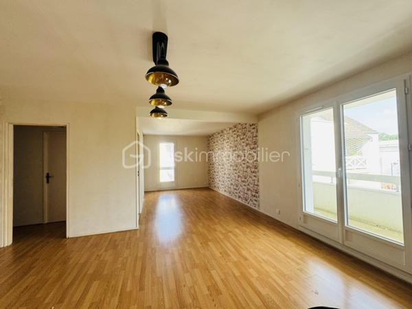 Situé au 3ᵉ étage d'une résidence sécurisée et parfaitement entretenue, ce lumineux appartement de type 3 saura vous séduire par son agencement fonctionnel.
L'entrée, équipée d'un placard, mène à une spacieuse pièce de vie baignée de lumière avec cuisine ouverte, aménagée et équipée. Cet espace de vie donne accès à un balcon accessible à la fois depuis la cuisine et le salon-séjour, idéal pour profiter des beaux jours.
Le coin nuit se compose d'un dégagement avec placard desservant une chambre avec placard, une spacieuse salle d'eau et des WC indépendants.
Un garage fermé privatif situé au sein de la résidence vient compléter les prestations de cet appartement.