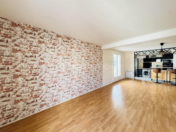 Situé au 3ᵉ étage d'une résidence sécurisée et parfaitement entretenue, ce lumineux appartement de type 3 saura vous séduire par son agencement fonctionnel.
L'entrée, équipée d'un placard, mène à une spacieuse pièce de vie baignée de lumière avec cuisine ouverte, aménagée et équipée. Cet espace de vie donne accès à un balcon accessible à la fois depuis la cuisine et le salon-séjour, idéal pour profiter des beaux jours.
Le coin nuit se compose d'un dégagement avec placard desservant une chambre avec placard, une spacieuse salle d'eau et des WC indépendants.
Un garage fermé privatif situé au sein de la résidence vient compléter les prestations de cet appartement.