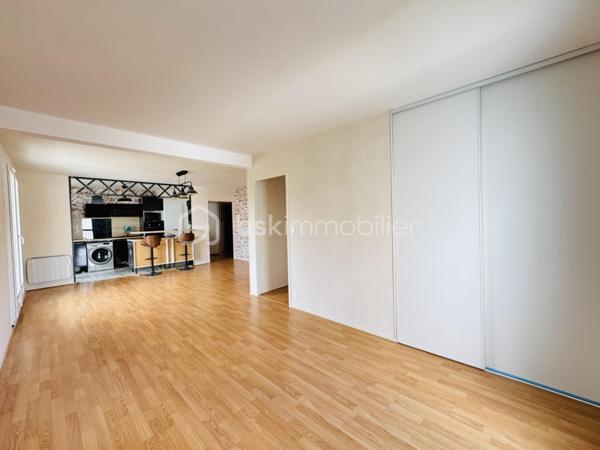 Situé au 3ᵉ étage d'une résidence sécurisée et parfaitement entretenue, ce lumineux appartement de type 3 saura vous séduire par son agencement fonctionnel.
L'entrée, équipée d'un placard, mène à une spacieuse pièce de vie baignée de lumière avec cuisine ouverte, aménagée et équipée. Cet espace de vie donne accès à un balcon accessible à la fois depuis la cuisine et le salon-séjour, idéal pour profiter des beaux jours.
Le coin nuit se compose d'un dégagement avec placard desservant une chambre avec placard, une spacieuse salle d'eau et des WC indépendants.
Un garage fermé privatif situé au sein de la résidence vient compléter les prestations de cet appartement.