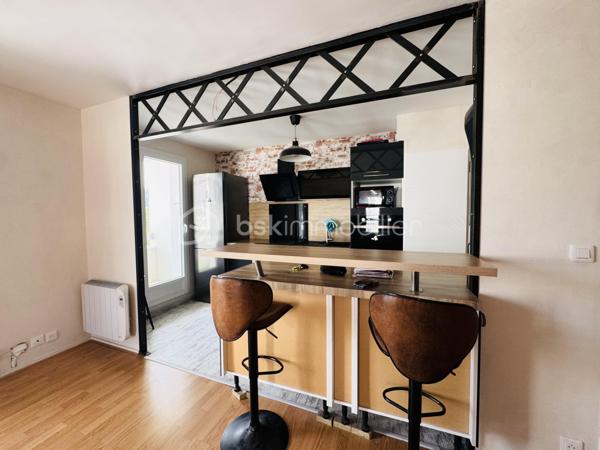 Situé au 3ᵉ étage d'une résidence sécurisée et parfaitement entretenue, ce lumineux appartement de type 3 saura vous séduire par son agencement fonctionnel.
L'entrée, équipée d'un placard, mène à une spacieuse pièce de vie baignée de lumière avec cuisine ouverte, aménagée et équipée. Cet espace de vie donne accès à un balcon accessible à la fois depuis la cuisine et le salon-séjour, idéal pour profiter des beaux jours.
Le coin nuit se compose d'un dégagement avec placard desservant une chambre avec placard, une spacieuse salle d'eau et des WC indépendants.
Un garage fermé privatif situé au sein de la résidence vient compléter les prestations de cet appartement.