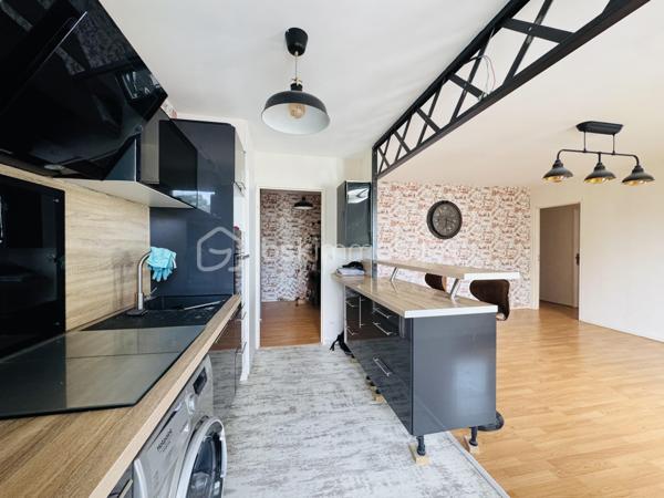 Situé au 3ᵉ étage d'une résidence sécurisée et parfaitement entretenue, ce lumineux appartement de type 3 saura vous séduire par son agencement fonctionnel.
L'entrée, équipée d'un placard, mène à une spacieuse pièce de vie baignée de lumière avec cuisine ouverte, aménagée et équipée. Cet espace de vie donne accès à un balcon accessible à la fois depuis la cuisine et le salon-séjour, idéal pour profiter des beaux jours.
Le coin nuit se compose d'un dégagement avec placard desservant une chambre avec placard, une spacieuse salle d'eau et des WC indépendants.
Un garage fermé privatif situé au sein de la résidence vient compléter les prestations de cet appartement.