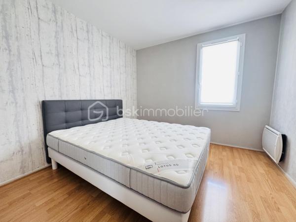 Situé au 3ᵉ étage d'une résidence sécurisée et parfaitement entretenue, ce lumineux appartement de type 3 saura vous séduire par son agencement fonctionnel.
L'entrée, équipée d'un placard, mène à une spacieuse pièce de vie baignée de lumière avec cuisine ouverte, aménagée et équipée. Cet espace de vie donne accès à un balcon accessible à la fois depuis la cuisine et le salon-séjour, idéal pour profiter des beaux jours.
Le coin nuit se compose d'un dégagement avec placard desservant une chambre avec placard, une spacieuse salle d'eau et des WC indépendants.
Un garage fermé privatif situé au sein de la résidence vient compléter les prestations de cet appartement.