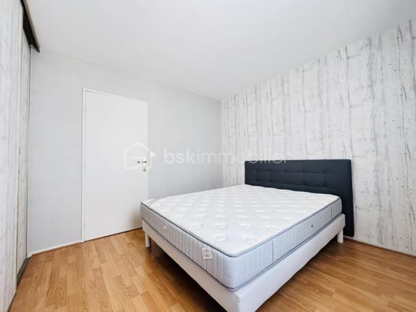 Situé au 3ᵉ étage d'une résidence sécurisée et parfaitement entretenue, ce lumineux appartement de type 3 saura vous séduire par son agencement fonctionnel.
L'entrée, équipée d'un placard, mène à une spacieuse pièce de vie baignée de lumière avec cuisine ouverte, aménagée et équipée. Cet espace de vie donne accès à un balcon accessible à la fois depuis la cuisine et le salon-séjour, idéal pour profiter des beaux jours.
Le coin nuit se compose d'un dégagement avec placard desservant une chambre avec placard, une spacieuse salle d'eau et des WC indépendants.
Un garage fermé privatif situé au sein de la résidence vient compléter les prestations de cet appartement.