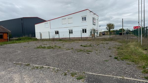 Terrain commercial /artisanal avec bâtiments - Rantigny 3244 m2