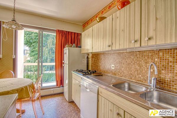 Versailles Notre Dame limite Montreuil Appartement 113 m² carrez situé au 2ème étage avec ascenseur, balcons, cave et 2 parkings €835 000 ** - Référence 27793