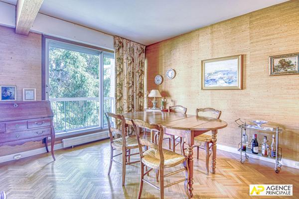 Versailles Notre Dame limite Montreuil Appartement 113 m² carrez situé au 2ème étage avec ascenseur, balcons, cave et 2 parkings €835 000 ** - Référence 27793
