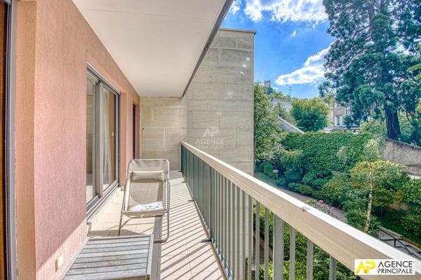 Versailles Notre Dame limite Montreuil Appartement 113 m² carrez situé au 2ème étage avec ascenseur, balcons, cave et 2 parkings €835 000 ** - Référence 27793