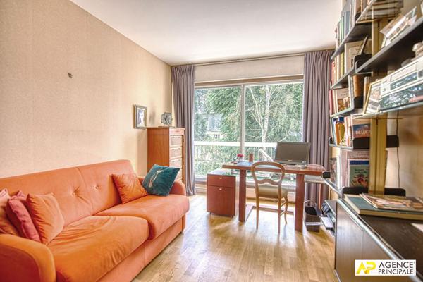 Versailles Notre Dame limite Montreuil Appartement 113 m² carrez situé au 2ème étage avec ascenseur, balcons, cave et 2 parkings €835 000 ** - Référence 27793