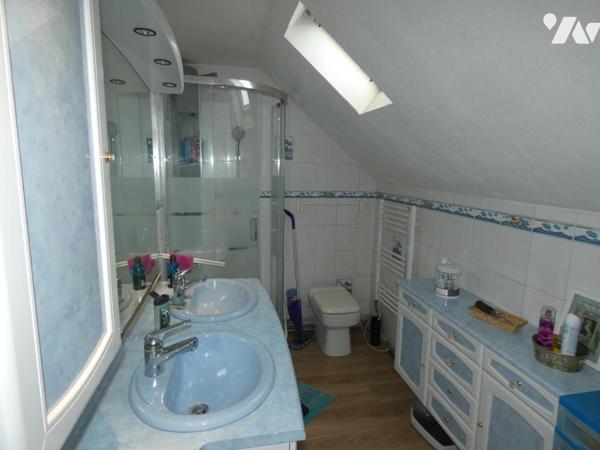 Comines , proche du centre ville , belle maison rénovée trois chambres avec jardin et Garage