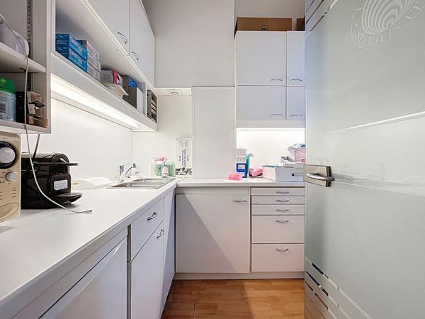 A vendre : bureaux + fond de commerce chirurgien dentiste 13008 Marseille