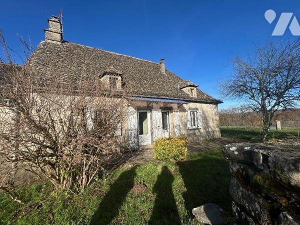À vendre - Charmante maison auvergnate à rénover, en pierres avec toiture en lauzes. Chalvignac...