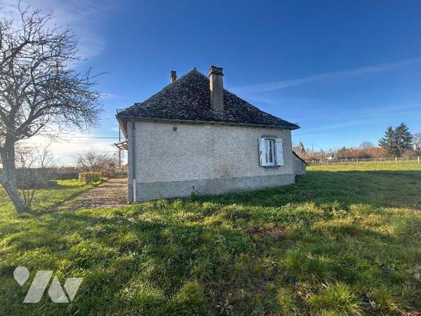 À vendre - Charmante maison auvergnate à rénover, en pierres avec toiture en lauzes. Chalvignac...
