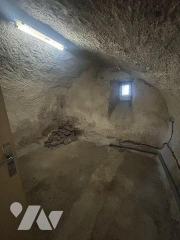 À vendre - Charmante maison auvergnate à rénover, en pierres avec toiture en lauzes. Chalvignac...