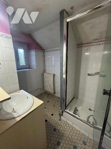 À vendre - Charmante maison auvergnate à rénover, en pierres avec toiture en lauzes. Chalvignac...