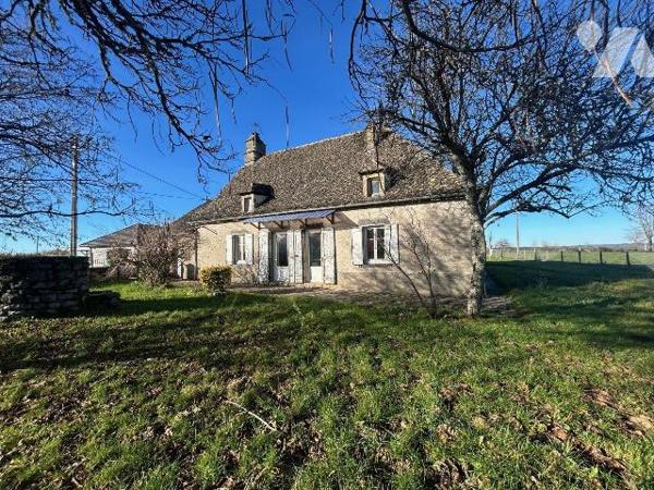À vendre - Charmante maison auvergnate à rénover, en pierres avec toiture en lauzes. Chalvignac...