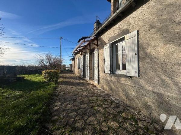 À vendre - Charmante maison auvergnate à rénover, en pierres avec toiture en lauzes. Chalvignac...